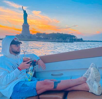 Un día libre de Taty Castellanos en Nueva York: unos mates paseando por el río Hudson, con la estatua de la Libertad como fondo 