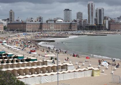 Un día otoñal despidió ayer a los turistas en Mar del Plata y recordó el mal tiempo de todo enero