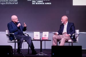 Pérez-Reverte y Fernández Díaz en la Feria del Libro: Alatriste, las guerras y su filosa mirada sobre Malvinas y el futuro