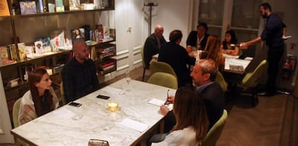 Un diálogo fluido entre la literatura, la arquitectura y la gastronomía, en uno de los salones de Casa Cavia