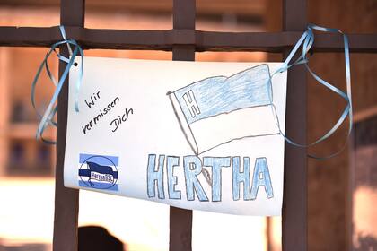 Un dibujo dejado por un niño, hincha de Hertha, en la puerta del estadio