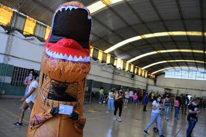 Un dinosaurio votó en Rosario