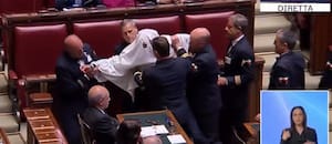 El insólito momento en que un diputado italiano irrumpió en el Parlamento disfrazado de fantasma y fue expulsado