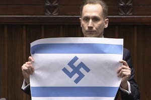 Un diputado polaco mostró en el Parlamento una bandera israelí con la esvástica nazi