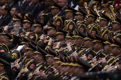 Un director conduce la banda militar mientras interpretan un himno nacional durante la sesión inaugural del Congreso Nacional del Pueblo (CNP) en el Gran Salón del Pueblo en Pekín, el martes 5 de marzo de 2024. 