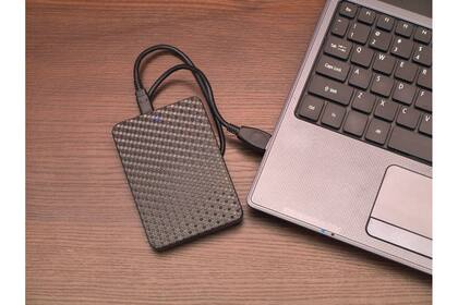 Un disco duro externo que se guarda desconectado de la computadora es una defensa simple y efectiva contra el ransomware