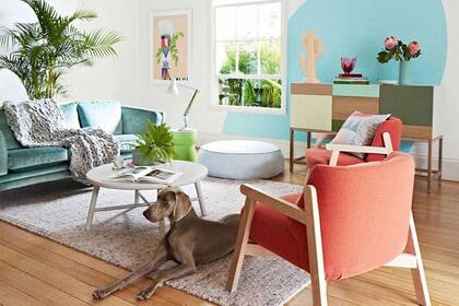 Un diseño en celeste adorma la pared de este living. Todos los tonos elegidos son suaves, lo que da un efecto fresco y tranquilo al estar