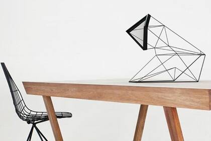 Un diseño fuera de lo común puede ser en punto focal de tu escritorio; aquí, la propuesta se destaca por susformas geométricas
