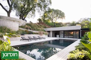 Arquitectura y paisaje se entrelazan en un terreno en barranca donde el respeto se convierte en el hilo conductor del diseño