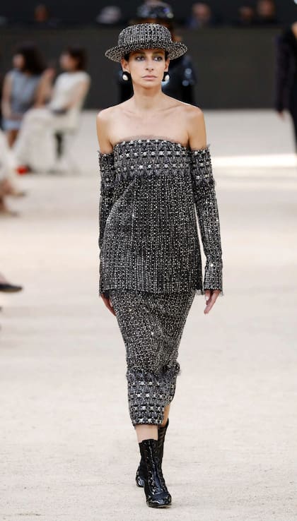 Un diseño strapless de Chanel, en tweed de lana y bordados aplicados en el escote