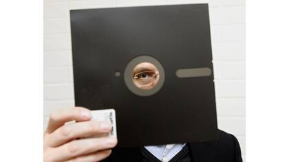 Un diskette de 8 pulgadas como el que se usa para controlar el arsenal nuclear estadounidense