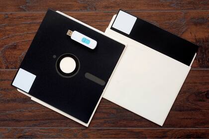 Un diskette de 8 pulgadas como los que usa el sistema de gestión automática del arsenal nuclear de los Estados Unidos, junto a un pendrive