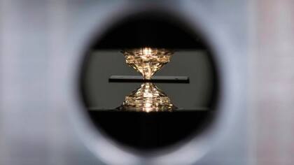 Un dispositivo de alta presión llamado celda de yunque de diamante fue usado para el experimento. Crédito: Uni Rochester / J. Adam Fenster