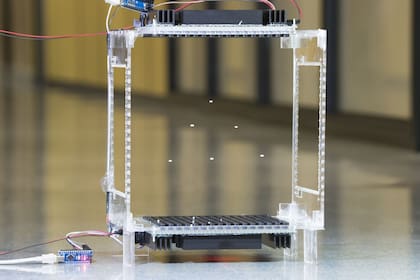 Un dispositivo de pinzas acústicas holográficas: dos paneles con 256 transductores ultrasónicos cada uno son capaces de generar campos acústicos lo suficientemente complejos y potentes como para levitar partículas en las posiciones deseadas