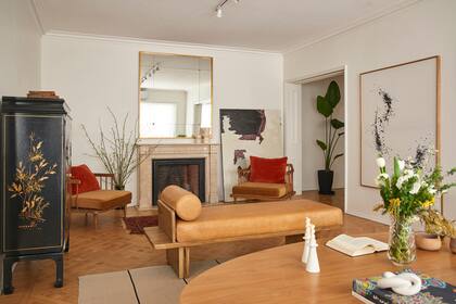 Un diván (Lu Picco) y una alfombra antimanchas (Rug it) sectorizan el living. Sobre la mesa ovalada (Melazza) un infaltable arreglo de flores (Fête) acompaña los libros y adornos clásicos.