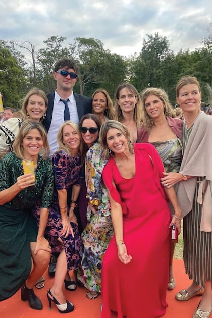 Un divertido grupo de familiares y amigas donde se ven, entre otros, a Jerónimo Pando, Anita Bereciartúa, Lula Vacca, Fabiana Persky, Malena
Montalembert, Yasmina Soldati, María Freytes y Morita Peralta Ramos.