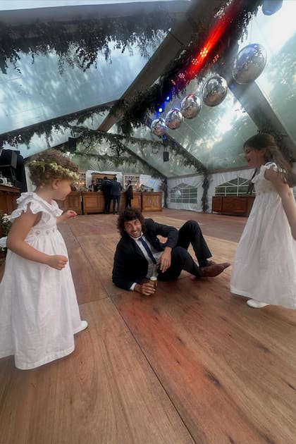 Un divertido momento, lleno de complicidad, entre Lucas Urtubey y sus hermanas Belita y Julia