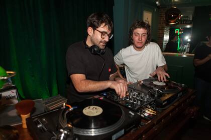Un DJ Set que estuvo ambientando la noche con buena música.