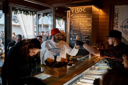 Un doble de Bud Spencer que participó de la inauguración del local sajón, recibiendo su helado.