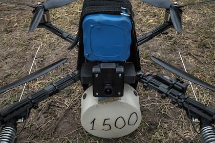 Un dron con un explosivo simulado lastrado espera un vuelo de prueba en una ubicación no revelada en Ucrania