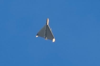 Un dron explosivo iraní Shahed lanzado por Rusia surca el cielo segundos antes de impactar contra un objetivo en Kiev, Ucrania