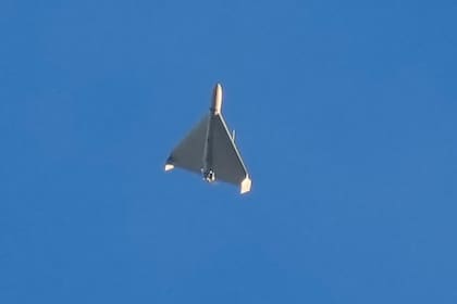 Un dron iraní Shahed lanzado por Rusia, poco antes de bombardear edificios en Kiev, Ucrania