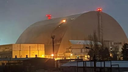 Un dron ruso golpeó en 2025 el costoso escudo que recubre el sarcófago construido sobre el averiado reactor