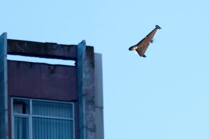 Un drone ruso ataca un edificio durante una ofensiva aérea con aviones no tripulados y misiles sobre Kiev, Ucrania, el 17 de junio de 2025