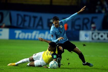 Un duelo repetido y que tuvo un pasaje de tensión: el uruguayo Rodrigo Bentancur avanza ante el ecuatoriano Gonzalo Plata