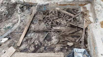 Un dúo de padre e hijo descubrieron más de 400 piezas de la waka antigua mientras paseaban cerca de un arroyo