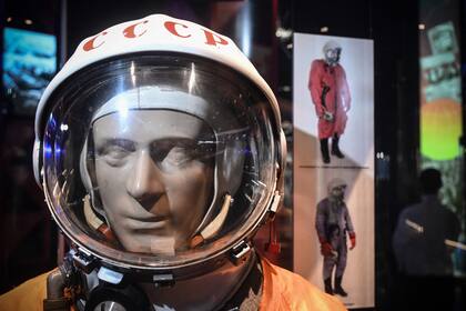 Un duplicado tecnológico del traje espacial SK-1 del cosmonauta soviético Yuri Gagarin se exhibe en el Museo de Cosmonáutica de Moscú