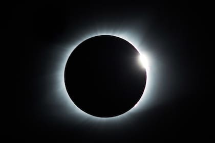 Un eclipse solar total ocurre cuando la Luna pasa entre el Sol y la Tierra, bloqueando completamente al Sol; el cielo se oscurecerá como si fuera el anochecer