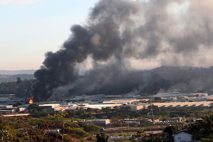 Un edificio arde en llamas en Durban, en medio de la ola los incendios y saqueos