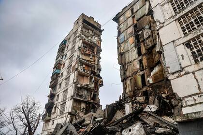 Un edificio dañado durante los combates se ve en Mariupol, Ucrania, el 13 de abril de 2022
