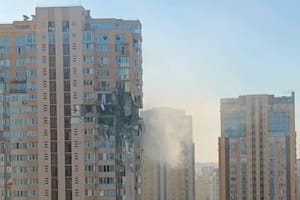 Un video muestra el momento exacto en el que un edificio residencial de Kiev es atacado por un misil ruso