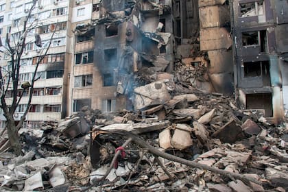Un edificio de apartamentos dañado después de un bombardeo en Kharkiv, Ucrania