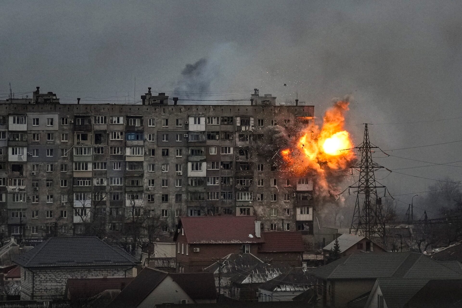Un edificio de apartamentos es impactado por un tanque de guerra ruso en Mariúpol, Ucrania, el 11 de marzo 2022. 
