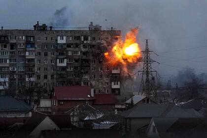 Un edificio de apartamentos explota después de que un tanque del ejército ruso dispare en Mariupol, Ucrania, el viernes 11 de marzo de 2022.