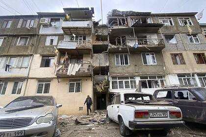 Un edificio de apartamentos residenciales fue dañado tras los bombardeos en Stepanakert, en el territorio separatista de Nagorno-Karabaj en Azerbaiyán