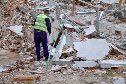 Un edificio de ocho pisos se derrumbó sobre la colectora de General Paz