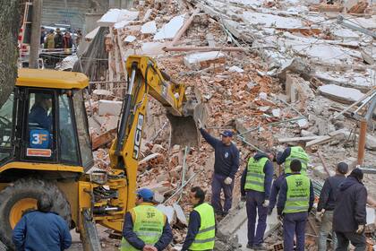 Un edificio de ocho pisos se derrumbó sobre la colectora de General Paz