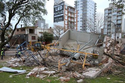 Un edificio de ocho pisos se derrumbó sobre la colectora de General Paz