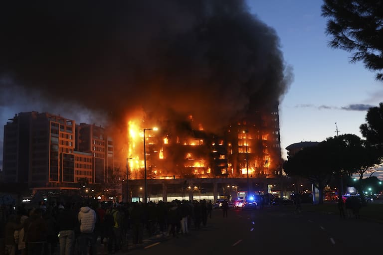 España: se incendiaron dos edificios en Valencia, reportaron cuatro muertos y 14 heridos