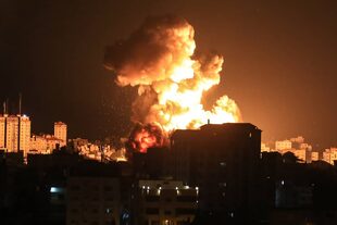 Un edificio en Ciudad de Gaza, impactado por un misil israelí