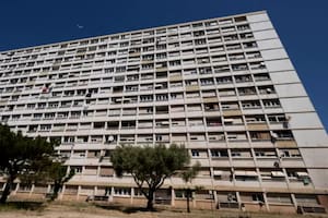 Una mujer murió junto a tres de sus hijos tras arrojarse desde un piso 13