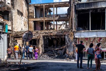 Un edificio quemado en Pointe-a-Pitre. (Photo by Lara Balais / AFP)