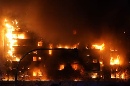 Un edificio residencial arde en llamas en Valencia, España, el jueves 22 de febrero de 2024. (AP Foto/Alberto Saiz)