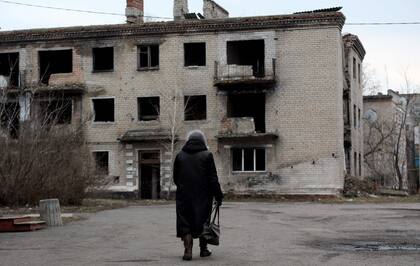 Un edificio semidestruido en el pueblo de Krasnogorivka, en la región ucraniana de Donetsk
