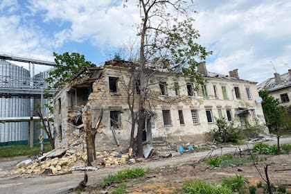 Un edificio ubicado en un pueblo que quedó atrapado en medio de los bombardeos de las tropas rusas entre Mykolaiv y Kherson 