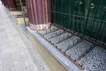 Un edificio ubicado sobre la calle Río Branco utiliza "pinchos" para evitar que indigentes duerman allí.